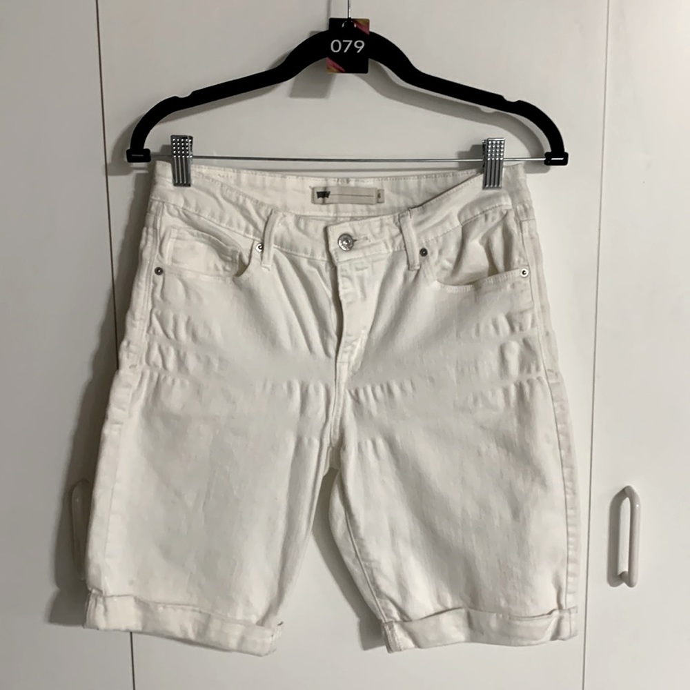 079 Levi’s White Shorts Bermuda